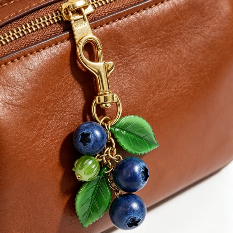 Women'S Young Bags - ミニサイズの可愛らしいレジン製ブルーベリーのキーチェーンオーナメント。女性向けのチャーム、フルーツモチーフのバッグペンダント、車のキーリング、若い女の子向けのパーティーアクセサリーとして最適。