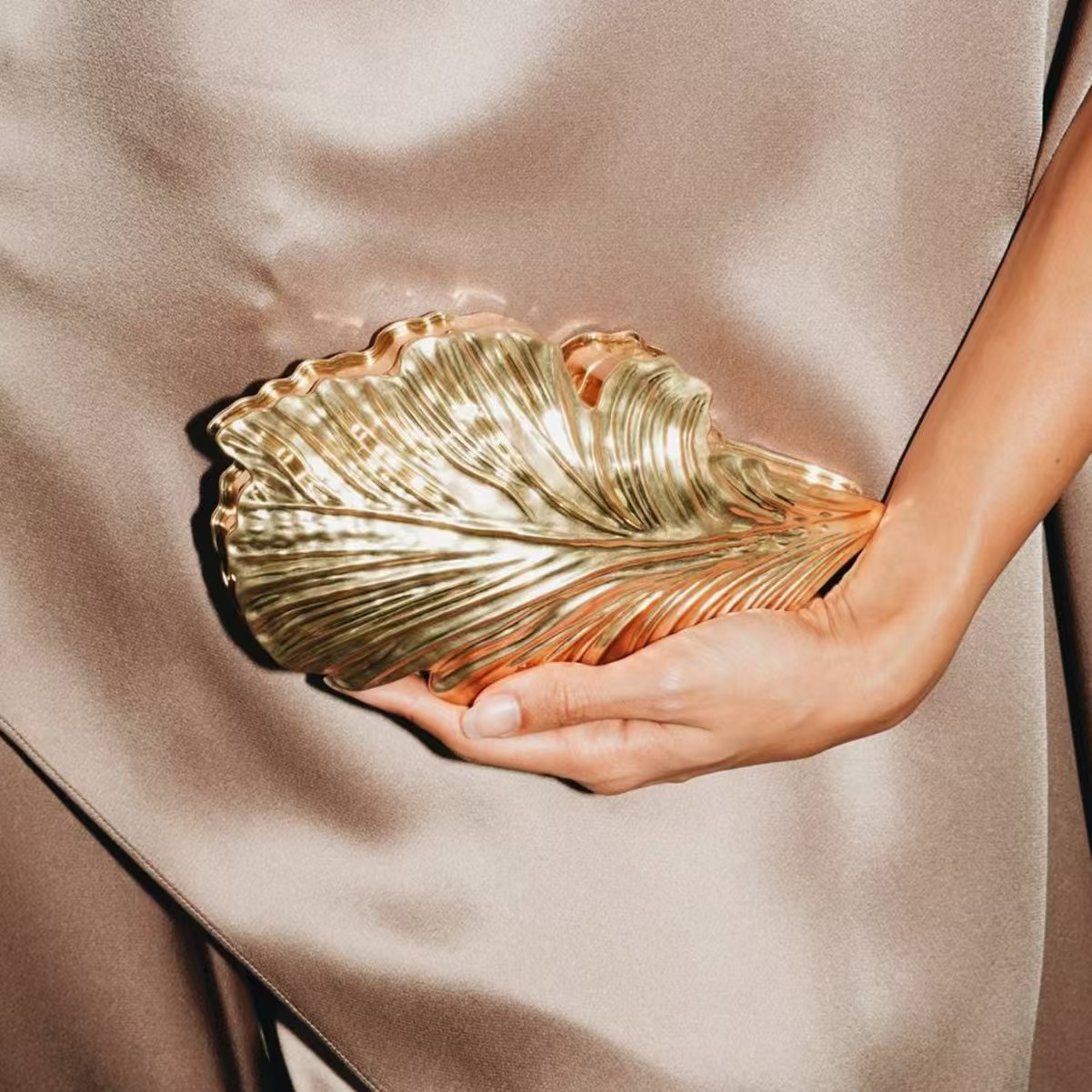 ラグジュアリーなゴールデンファッションアクリルリーフメタルボ - Women'S Young Bags のレビューと価格